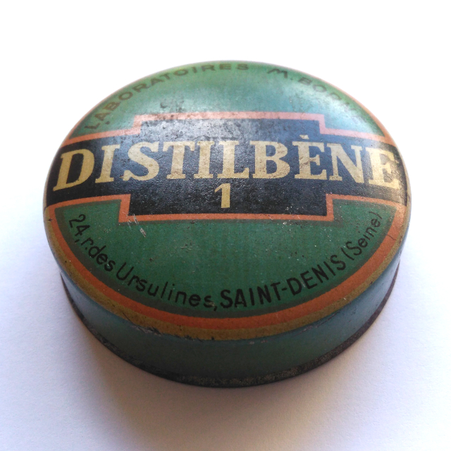 Boite de Distilbène bleue fermée, par les laboratoires M Borne France - Rejoignez l'association D.E.S is it afin d’identifier des solutions pour contrer les effets de ce perturbateur endocrinien
